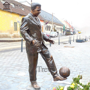 Escultura Metálica Conmemorativa Personalizada, Figura <span class=keywords><strong>de</strong></span> Jugador <span class=keywords><strong>de</strong></span> Fútbol <span class=keywords><strong>de</strong></span> Tamaño Real en Bronce - Product Image 6