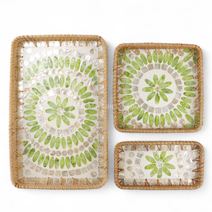 Bandeja de Servir Flexible de Ratán y Nácar, Hecha a Mano en Vietnam, para la Presentación Diaria de Alimentos en la Cocina y el Comedor - Product Image 1