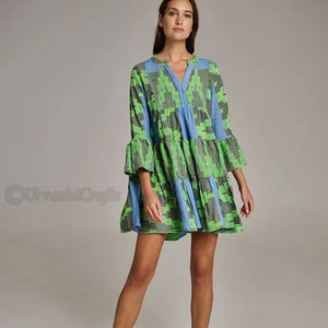 Vestido corto estampado Línea A Túnica escote en V con botón a presión Manga larga Falda escalonada con ribete de volantes - Product Image 1
