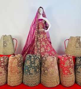 Lujoso terciopelo nupcial Lehenga Choli completo trabajo pesado con piedras Jarkan elegante traje de boda para novias LatestDesignerCollection - Product Image 4