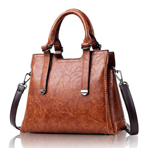 Sac hobo moderne et minimaliste de couleur mauve avec une silhouette douce et une longue bandoulière, disponible à prix de gros. - Product Image 5