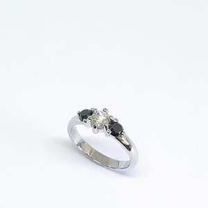 Bague de fiançailles CZ blanche coupe ronde de 5mm avec pierres latérales CZ noires Plaqué or 18 carats 3 bijoux en pierre pour mariage ou cadeau - Product Image 5