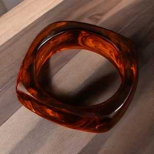 Brazaletes decorativos de resina transparente para mujer con incrustaciones florales naturales y diseño brillante en conjuntos a granel - Product Image 2