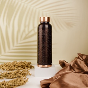 Nouvelle bouteille d'eau en cuivre au design élégant à la mode bouteille ayurvédique de 1000ml en cuivre pur bouteilles d'eau personnalisées à vendre - Product Image 4
