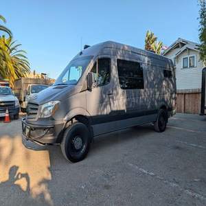 Conversión de furgoneta exterior Benz Sprinter 2500 4x4 de 2017, Turbodiésel V6, 4WD - Product Image 1