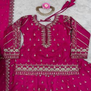 Elegante Top de seda brillante Lehenga Set con lentejuelas e hilo de trabajo Semi-cosido Lehenga y Georgette Dupatta con borde de encaje - Product Image 5