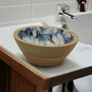 Cuencos de ensalada decorativos redondos hechos a mano, madera de mango con resina marrón Natural azul marino blanco para decoración navideña - Product Image 1