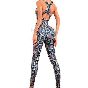 Ensemble de yoga pour femmes fabriqué au Pakistan - Respirant, écologique, séchage rapide, logo frontal, taille haute, 2 pièces, couleur unie, design personnalisé - Product Image 5