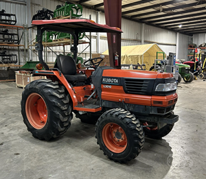 Tracteur à roues d'occasion Kubota L3010 de 1999, moteur 35 CV et boîte de vitesses avec pompe à engrenages à roulement, prêt à être expédié - Product Image 4