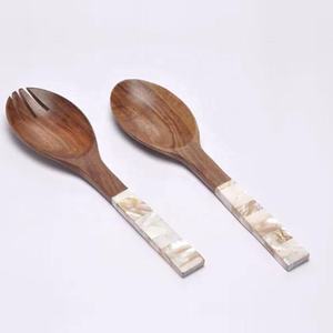 Mango corto con diseño de esmalte sombreado azul con juego de cuchara para servir ensalada de madera Hecho de madera natural en color natural - Product Image 3