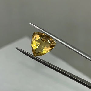 พลอยซิทรินสีทองธรรมชาติจากเรดเมาน์เทนเจมส์ ขนาด 9 มม. รูปทรงทริลเลียนคัท คุณภาพดีที่สุด สำหรับทำเครื่องประดับ - Product Image 1