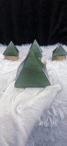 Pirámide de Aventurina Verde Natural de 2 Pulgadas, Piedra de Curación de Cristal y Reiki para Trabajos Energéticos - Product Image 2