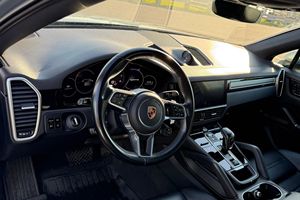 Excellent état, Porsche Cayenne Coupé 3.0 L Turbo V d'occasion, modèle 2020 - Product Image 3