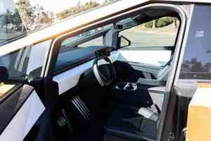 Série Foundation 2024, sans réserve, double moteur, transmission intégrale, plaqué or 24 carats, conduite à gauche, cuir, vendu aux enchères, frais accidentels - Product Image 5