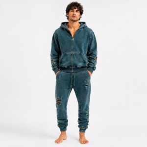 Chándal moderno para hombre con detalles desgastados, construcción cómoda y una silueta relajada para un estilo urbano. - Product Image 1