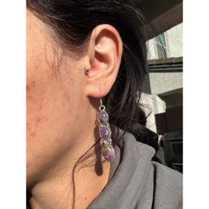 Pendientes Colgantes Hechos a Mano en Navajo con Turquesa Morada de Mohave y Plata de Ley, Forma de Gota de Agua - Product Image 2