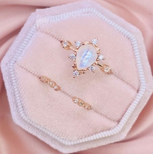 Anillo de compromiso retro de oro de 14k con piedra lunar arcoíris ovalada y perla de agua dulce, estilo vintage, para mujer - Product Image 1
