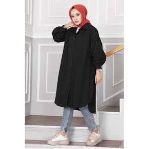 Camisa Túnica Hijab de Corte Ovalado Negra de Estilo Casual Hecha de Tela Popelina - Product Image 4