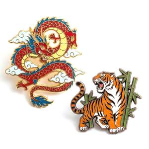 Épinglette en émail personnalisée Dragon Tigre Fantaisie du Zodiaque Chinois - Design Traditionnel en Zinc Plaqué Argent Sérigraphié - Product Image 1