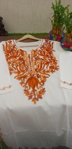 Kurti Cachemirí Blanco de Algodón Puro con Técnica de Bordado para Primavera y Otoño, Diseño Kurta Recto - Product Image 3
