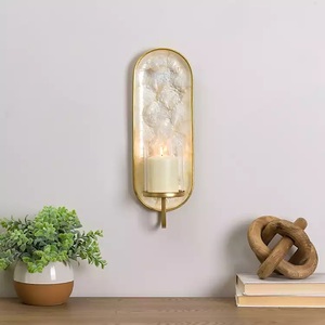 เชิงเทียนทองเหลืองโบราณที่สมบูรณ์แบบสำหรับการผสมผสานการออกแบบร่วมสมัยที่มีความอบอุ่นและเนื้อสัมผัสตามธรรมชาติ - Product Image 3