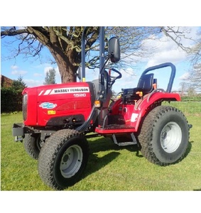 Tracteur compact puissant Massey Ferguson 1520 Diesel 4x4, matériel agricole pour le travail du sol, l'aménagement paysager et le transport - Product Image 3
