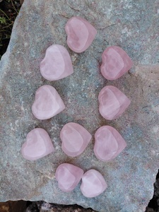 จี้หินควอตซ์รูปหัวใจขัดเงาหัวใจสีกุหลาบป่องขายส่งหัวใจแห่งความรักสำหรับการรักษางานฝีมือหินกึ่งมีค่าจำนวนมาก - Product Image 3