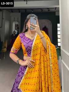 ชุดเดรสผ้าไหมทัสซาร์พร้อมพิมพ์ bandhej และ patola ด้วยกระดาษฟอยล์ทำงาน lehenga choli กับชุด dola Silk dupatta - Product Image 3