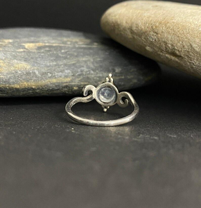 แหวนเงินแท้ 925 ประดับมูนสโตน ทำมือ ดีไซน์เรียบง่าย สไตล์โบฮีเมียน งานศิลปะ ดีไซน์อาร์ตเดโค ของขวัญสำหรับผู้หญิงในเดือนมิถุนายน - Product Image 4