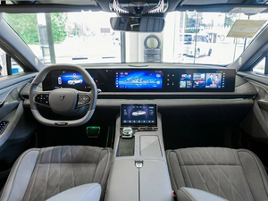 SUV Eléctrico de Lujo Usado 2024, Batería de Litio de Largo Alcance, Tracción Delantera, Automático, Portaequipajes Metálico, Volante a la Derecha, Asientos de Cuero, R18 - Product Image 2