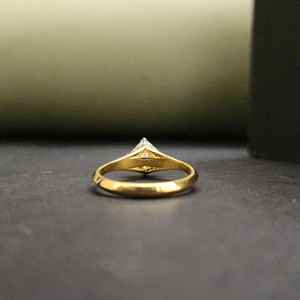 แหวนเพชรทรงสี่เหลี่ยมหรูหรา ตัดแบบเรเดียนท์ ทำจากสแตนเลส ประดับเพชรเลี้ยงในห้องปฏิบัติการ เหมาะสำหรับทุกโอกาส - Product Image 3