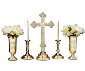 Ensemble d'autel en laiton massif avec croix centrale IHS 2 vases et 2 chandeliers Décor d'église élégant pour le culte et la cérémonie - Product Image 5