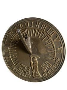 Reloj Solar de Jardín de Metal Grabado con Diseño Antiguo, Regalo de Aniversario o Boda - Product Image 3