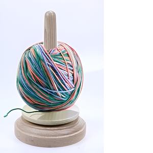 Distributeur de fil de laine à tricoter portable fabriqué à la main support de boule de fil en bois épais pour voyage pour un écheveau de fil - Product Image 2
