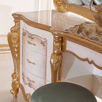 Juego de Dormitorio de Lujo Estilo Europeo con Cama Suave, Hecho de Madera Sólida con Tallado a Mano de Alta Calidad para Uso en Dormitorios