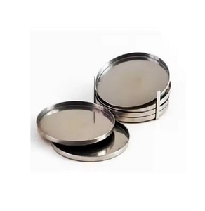 Juego de 2 posavasos metálicos con estampados florales en relieve y amuleto antiguo perfecto para bar o mesa de comedor de casa rústica - Product Image 3