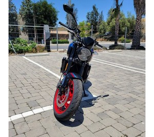 มอเตอร์ไซค์ผจญภัยรุ่นใหม่ TOP 2026 Triumphs Trident 660 Triple Tribute Edition สีดำแซฟไฟร์และสีน้ำเงินโคบอลต์ - Product Image 4