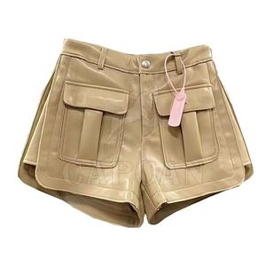 Shorts en cuir pour femmes, taille mi-haute, coupe skinny, avec ceinture et poches cargo, motif personnalisable, imperméable et écologique - Product Image 1