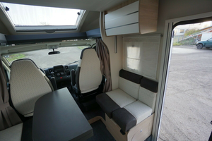 รถบ้าน ALCOVE รุ่นปี 2021 รถบ้าน RV CAMPER VIP สีขาวสุดหรู มาตรฐานยูโร 5 รองรับผู้โดยสาร 4-6 คน พร้อมเครื่องปรับอากาศ/ตู้เย็น/เตาไมโครเวฟ - Product Image 6