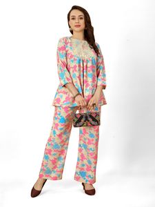 ชุดเสื้อและกางเกงมีกระเป๋าทั้งสองข้างพิมพ์ลายผ้าเครปหนักพร้อมงานเย็บปักถักร้อยที่คอ - Product Image 4