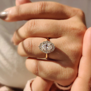 Bague de fiançailles de luxe en or jaune 14 carats avec halo de diamants taille ovale pour femme, bague de mariage vintage en moissanite, bijoux raffinés - Product Image 2