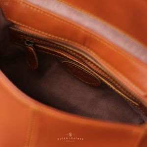 Bolso de hombro de cuero vintage Premium Piel de vaca genuina con toque de batik indonesio y elegante patrón de flor de jazmín - Product Image 4