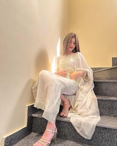Ensemble Kurta en Chiffon Blanc Brodé Floral de Luxe Unity pour Femmes, Vêtement Ethnique Premium d'été avec Dupatta - Product Image 6