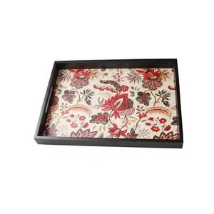 Plateau de service en bois imprimé floral rouge et blanc, fait à la main avec une bordure noire pour les mariages et le service de nourriture - Product Image 1