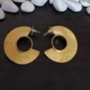 SOUMYA CREATIONS Boucles d'oreilles créoles plaquées or jaune pour femmes - Design néo-gothique, fabriquées à la main au Rajasthan, bijoux d'anniversaire - Product Image 1