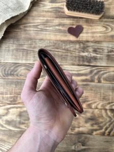 Portefeuille en cuir véritable fait main le plus vendu avec un design classique à deux volets et une finition lisse pour la durabilité disponible à la vente - Product Image 5