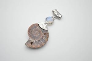 Pendentif Ammolite naturelle double couche avec cabochon en opalite blanche Bijoux artisanaux en plaqué or vintage pour fiançailles - Product Image 2