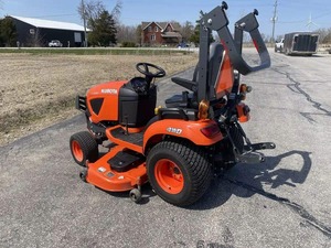 Vente à prix réduit : Tracteur compact Kubota BX23S 4x4 diesel avec chargeur et pelle rétrocaveuse, 23 CV, prêt à être expédié, livraison rapide. - Product Image 3