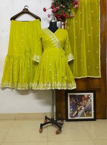 Magnifique ensemble Kurta Sharara en georgette et brodé à la main, costume Sharara de créateur, vêtements de fête/mariage ethnique faits à la main - Product Image 3