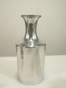 Vase bouteille décoratif polonais en fonte d'aluminium moderne pour la décoration intérieure - Product Image 6